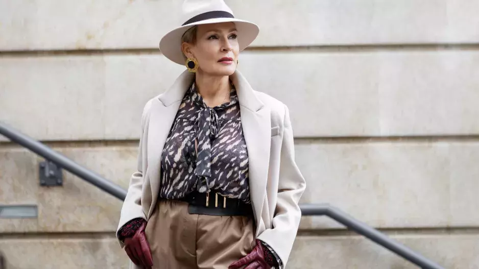 Jakým módním přešlapům se po 50 vyvarovat, a co do šatníku zařadit? Tabu Francouzek jsou lesklé legíny a krátké topy, vsaďte naopak na barvy a volnost