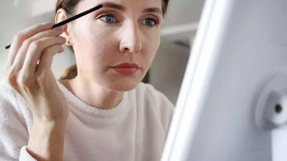 Galerie: Třpytivé a metalické oční stíny oko opticky rozzáří a otevřou zejména ženám nad 50. Musíte ale vědět, jak na ně