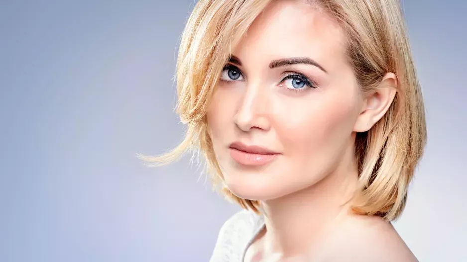 N​ejlepší make-up pro zralou pleť: Tipy od profesionálů. Jaké produkty a techniky líčení jsou nejvhodnější pro pleť po padesátce