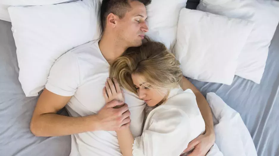 “Stýkám se s mužem o dvacet let mladším a je to skvělé. Jen okolí mě odsuzuje,” píše paní Darina. Ví, že je to její věc, ale přesto se trápí