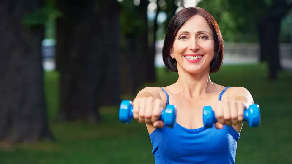Povolené paže po padesátce: Trenérka radí, jak je zpevnit a užívat si zase šaty bez rukávů. Klíčové jsou správné cviky