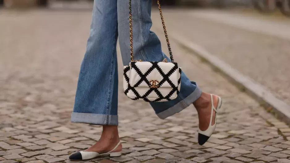 Slingback flats neboli balerínky s volnou patou vám nesmí chybět: Jsou pohodlné pro každý věk a zvládnete v nich celý den v práci i večerní akci