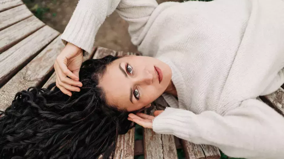 Zvýrazněné copánky, retro vlny i neonové oční linky: 5 módních vlasových a make-up trendů z přehlídek londýnského týdne módy vás nejspíš pobaví