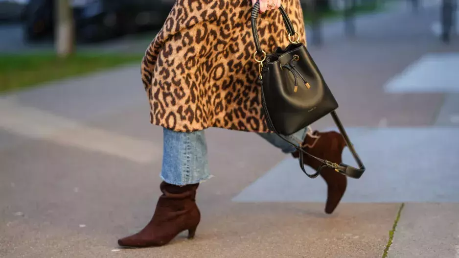 Doplňkem sezóny 2025 jsou kabelky ve stylu bucket bag: Praktické a stylové tašky, které se hodí ke každému outfitu, seženete za pár stovek