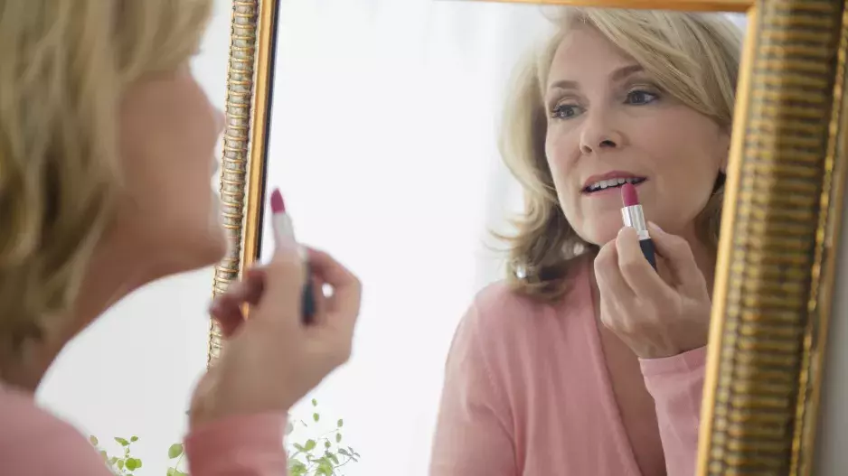 Barvy rtěnek, které rozjasní obličej a zvednou náladu. Podle čeho je vybírat? Rozhoduje věk, odstín pleti i váš styl