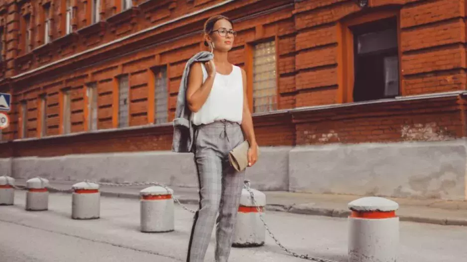 Cigaretové kalhoty z 80. let jsou zpět!  Jak je nosit po 50, abyste v nich omládla? Přidejte pásek či ledabyle zastrčený top. Inspirujte se v galerii