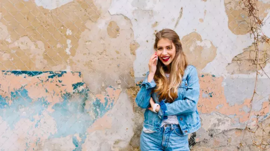 Džíny, tenisky, blejzr, triko: Čtyři kousky oblečení, které unosíte kamkoliv a v jakémkoli věku. Stačí zvolit ty správné 