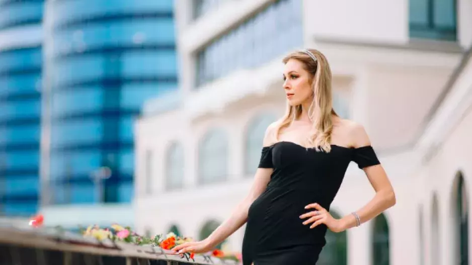 Mají tisíc tváří a mnohaletou historii. Obléknete je do práce, na večírek i do města. Jak správně stylovat trend letošního jara? 