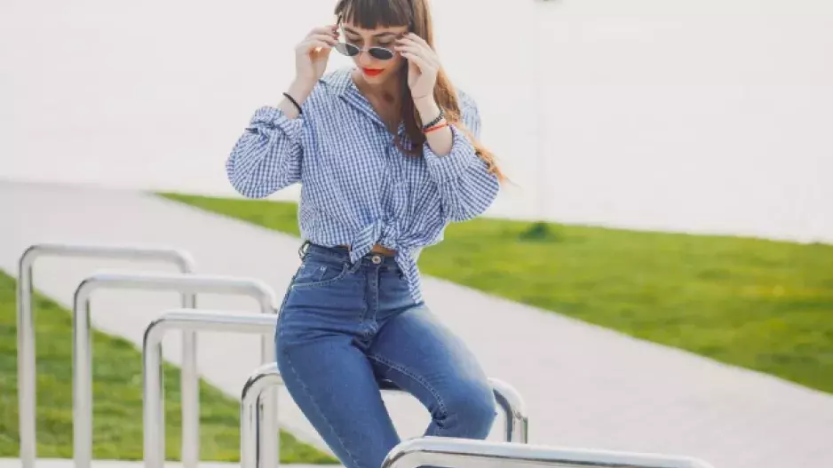 Dodávají mladistvý vzhled a jsou pohodlné, proto se jich nedokážeme vzdát ani po 50: Vybrali jsme nejoblíbenější střihy džínů roku 2025