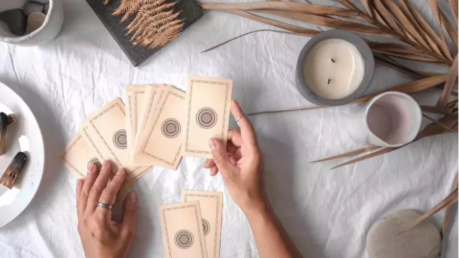 Výklad mariášových karet na červen 2025: Kartářka Jana Rubešová odhaluje, co nás čeká. Radost, láska i strachy, kterým se postavíme čelem