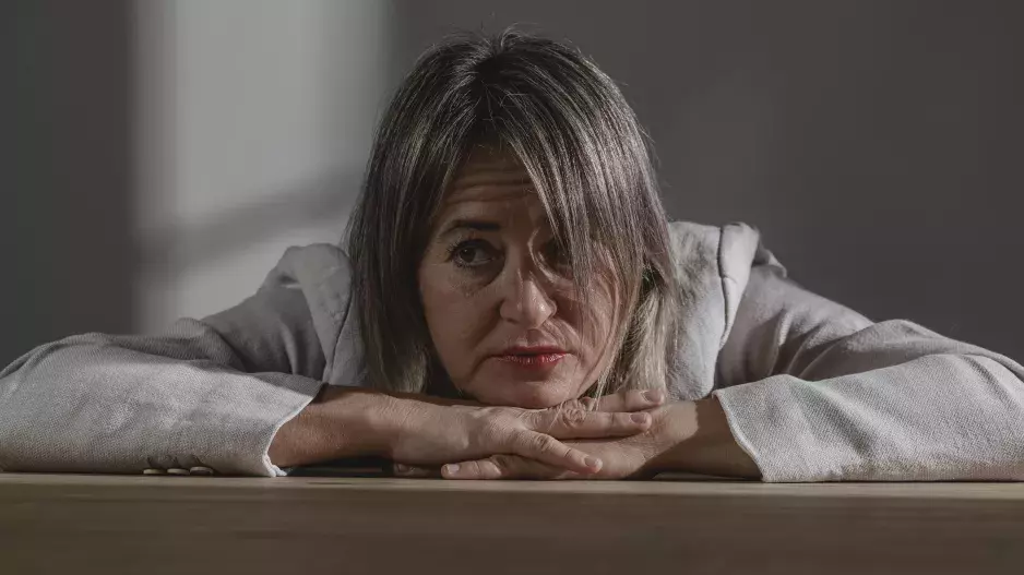 “Manžel se zbláznil a začal si něco se spolužačkou naší dcery,” píše zlomeně Laura. Její muž ale rozvod nechce, nechápe, proč by to dělal? 