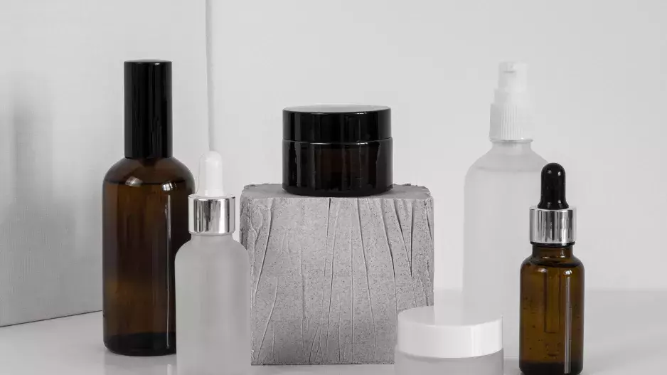 Nebezpečná ingredience v kosmetice, kterou všichni dobře znáte: Proč je lepší se jí vyhnout a co může způsobit