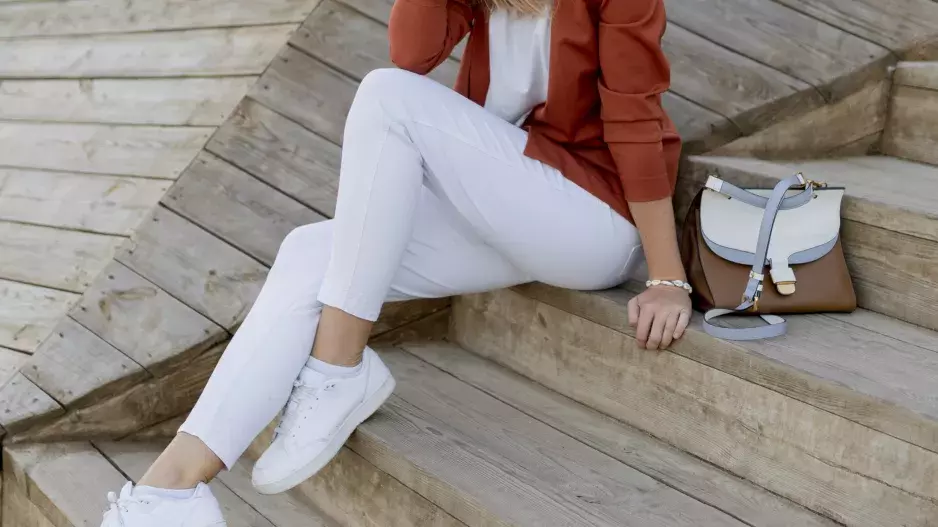 Bílé kalhoty i po padesátce? Rozhodně ano, tady je návod, jak je nosit bez obav. Nebojte se volánků nebo jedné nestárnoucí kombinace