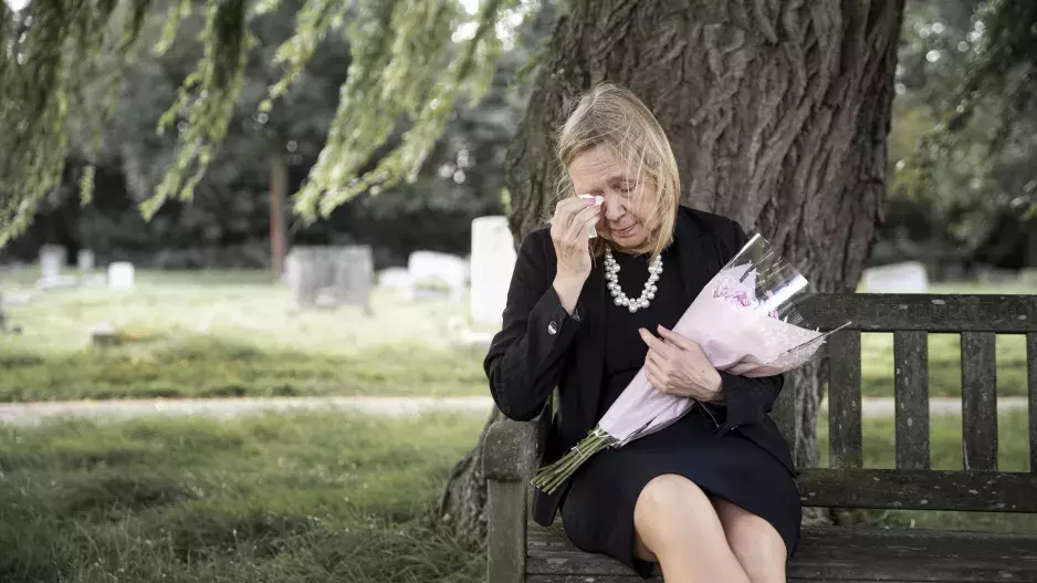 “Před půl rokem mi zemřel syn a já se neumím hnout z místa,” pláče paní Danuše. Žal ji zcela ochromil a neví, co dál