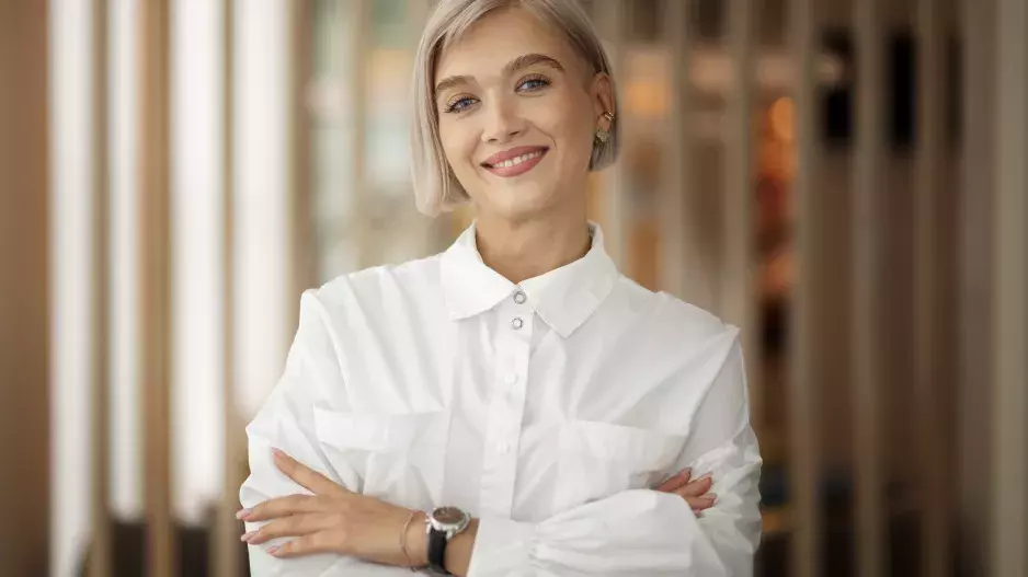 Blůzy, které jsme nosili v sedmdesátkách, jsou zpět. Noste je ale tak, aby neukazovaly příliš, a naopak byly vrcholem elegance