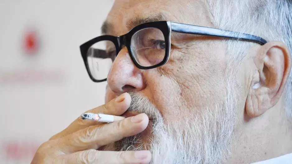 Odešel Pan herec. Jiří Bartoška byl synonymem pro charisma, noblesu a lidskost. Bohužel svých cigaret se nedokázal vzdát. Herecké nebe opět pláče