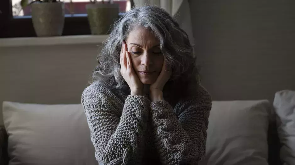 “Manžel na stará kolena požádal o rozvod. Prý chce žít s někým novým,” je smutná paní Aneta. Byli spolu 30 let, stejně dlouho jí manžel lhal