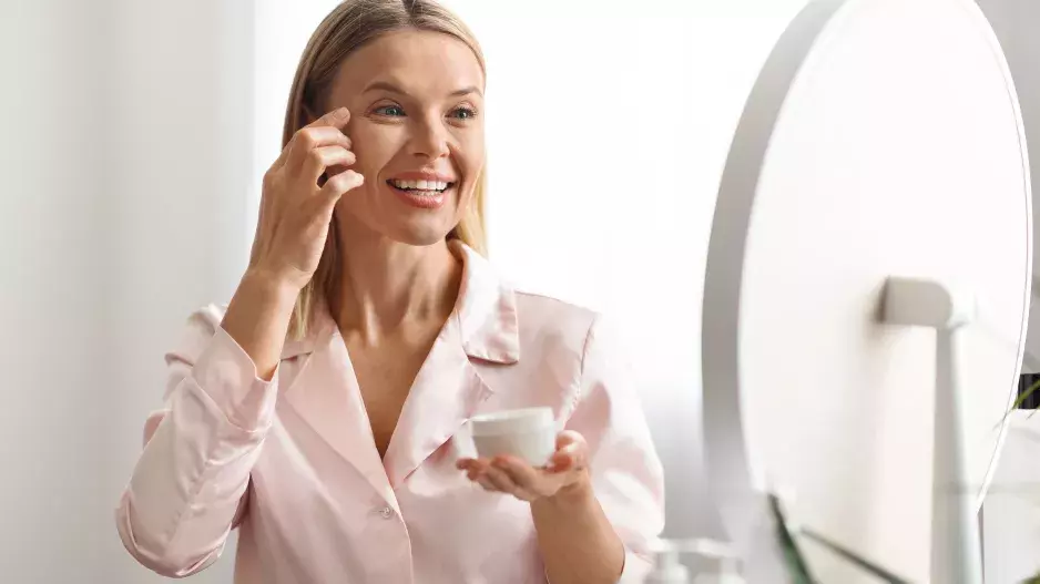 Trápí vás vrásky kolem očí? Přinášíme tipy na nejlepší a levné oční krémy z drogerie. V létě pomáhají i sluneční brýle