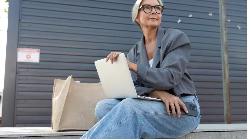 Nejkrásnější džíny pro jaro 2025 pro ženy 50plus. Vyberte si denim přesně podle vaší postavy, seženete jej i levně