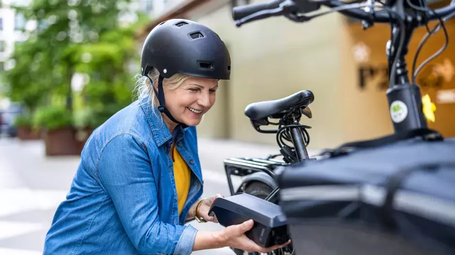 Už se vám nechce na kole šlapat? Zkuste elektrokolo. Rozhodně není pro lenochy a pomůže vám, což ocení hlavně ženy po 55. Odborníci radí, jak začít