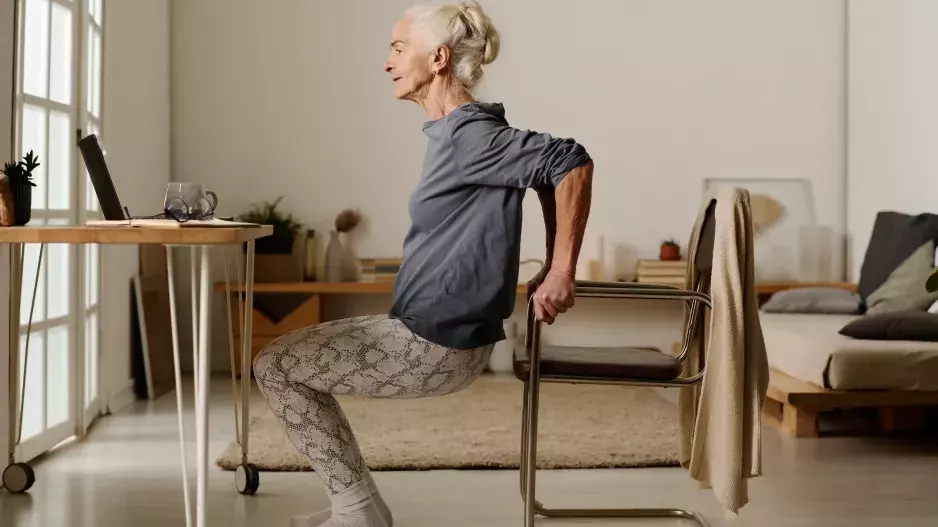 Cvičení s židlí: Efektivní posilování bez speciálního vybavení zkuste doma. Jak využít obyčejnou židli pro posílení nohou, hýždí a pánevního dna