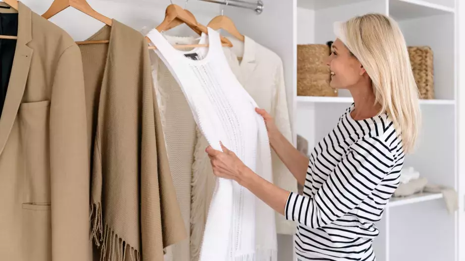 Méně je víc: Jak vytvořit šatník s 20 kousky, které se dají kombinovat donekonečna, poradí ženám nad 40 módní stylistka