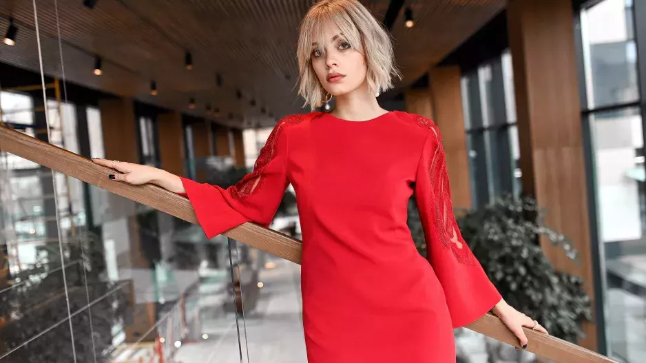 Toto je nejtrendovější ofina současnosti. Omladí a snadno se udržuje, jen potřebuje pravidelný zástřih, doporučuje vlasová expertka. Skvěle sluší ženám 50+