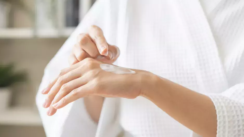 Ruce jako v bavlnce nemusí být otázkou stovek: Vyzkoušejte nejlepší krémy na ruce z běžné drogerie. Pořídíte je už za 24 Kč 