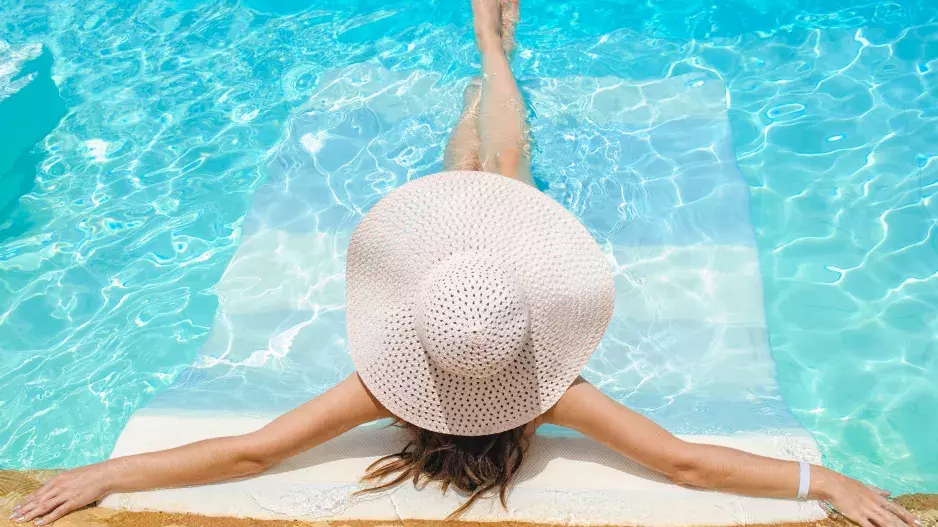 Víte, co je fototoxická reakce? Některé letní přípravky mohou na slunci podráždit pokožku a způsobit problémy. Odbornice radí, co s tím