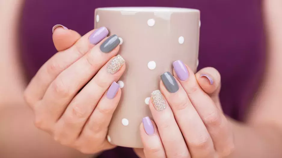 Jak na stylové nehty po padesátce: Tyto barvy a tvary působí upraveně za každých okolností. Některým výstřelkům se naopak raději vyhněte