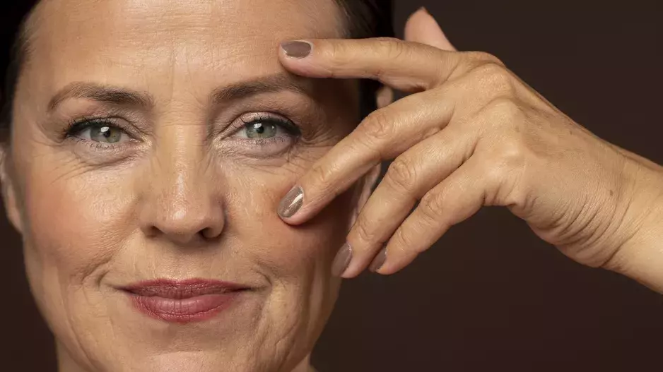 Jak i ve zralém věku vykouzlit dokonalé oční linky tak, aby vás nedělaly starší: Trik není v barvě, ale v něčem jiném, prozradí kosmetička