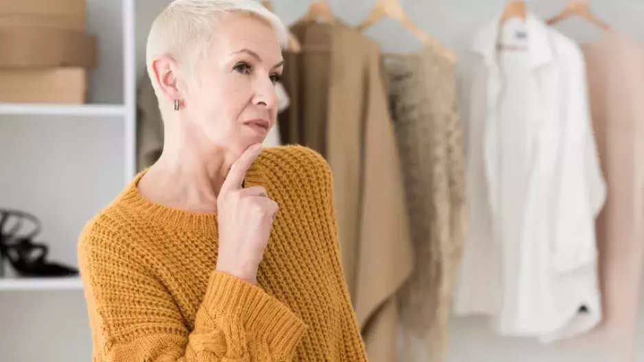Módní přešlapy, kterých se často dopouští ženy nad 50 let ve snaze skrýt faldíky a přebytečné kilogramy. Přinášíme tipy, čím nevhodné kousky nahradit