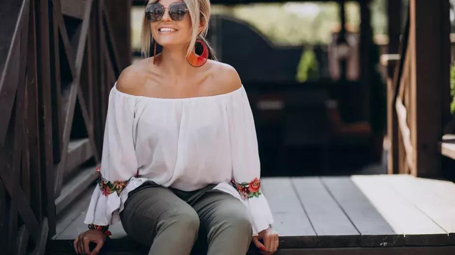 Oblečení, které vás zbytečně zahaluje: Méně je někdy více. Nebojte se ani ve zralém věku odhalit trochu kůže. S nadhledem a elegancí