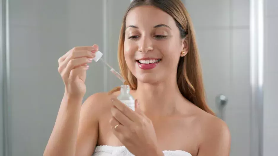 Bakuchiol jako účinná alternativa retinolu v péči o pleť se sklonem k akné