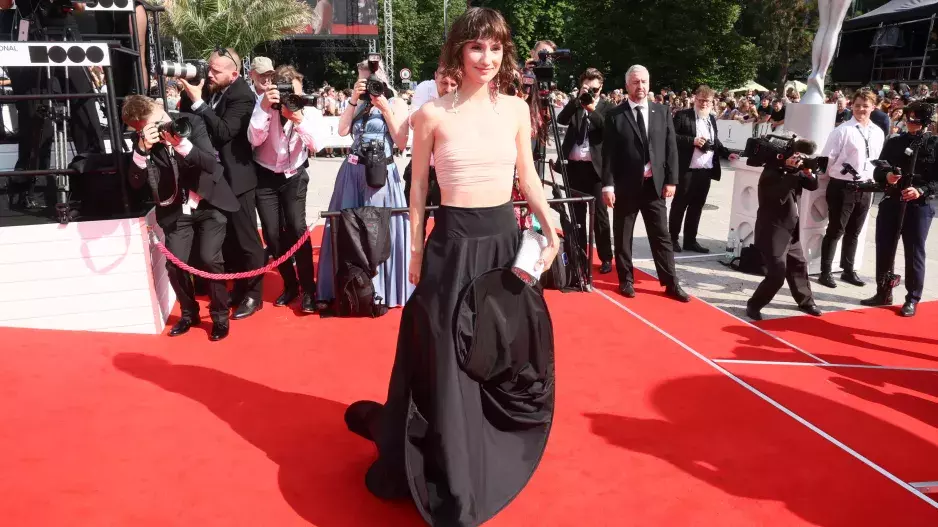 Móda z červeného koberce KVIFF 2024: Nejlepší a nejhorší outfity z Karlových Varů minulého ročníku. Maxová šla za labuť, Geislerky zaválely