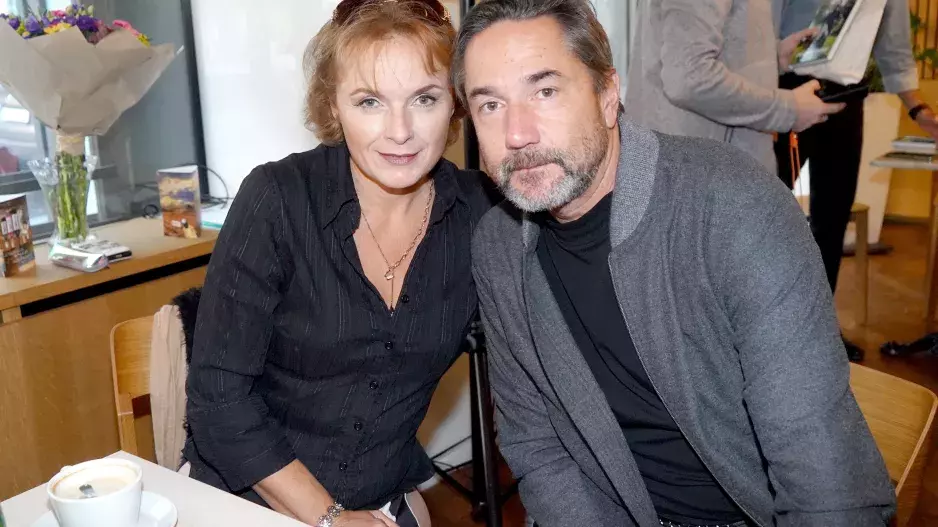 Osudová láska Munzarové a Trnavského: Herce spojila milenecká linka v seriálu. Bára pak sbalila svého budoucího manžela na výměnu kola u auta