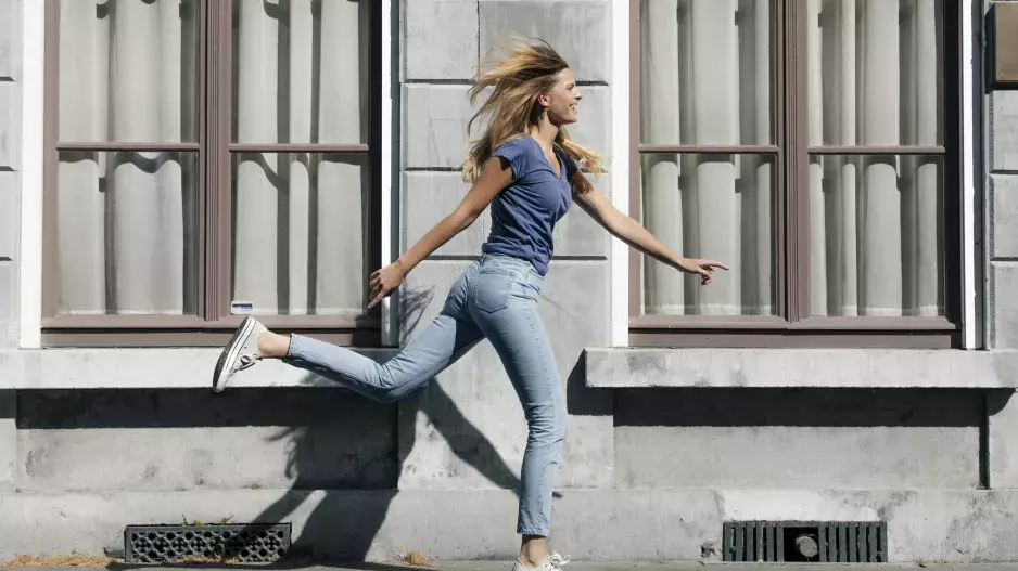 Je základem šatníku, ale tak málo se o něm píše. V galerii si vyberte nejkrásnější trička pro letní dny. Trendy barvy, materiály a střihy