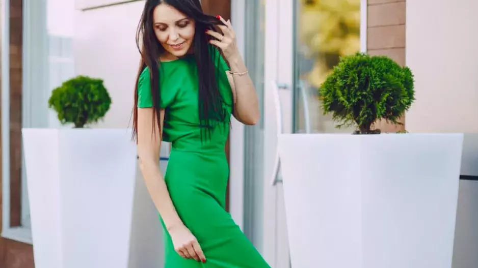 Tato kombinace barev je hitem léta, ale ne pro každého. Víte, že olivové pleti sluší meruňková? Jak kombinovat trendy barvy, prozradí odbornice