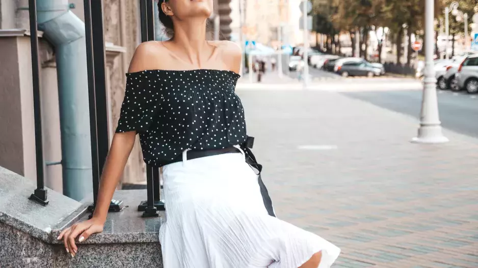 Jakou délku a typ sukně vybrat podle tvaru postavy? Pro jablka sukni s vyšším pasem, hrušky musejí pas zvýraznit a áčková sukně sluší všem