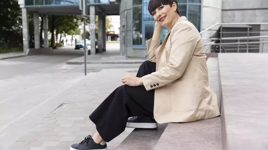 Sportovní elegance: Styl, který ženám po 50 nesmírně sluší. Stačí znát několik triků, jak módní kousky kombinovat