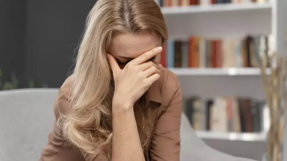 “Můj otec odešel od mámy a nastěhoval se k nám. Nechce ale situaci řešit a pije,” neví si rady Denisa. S dcerou se zamykají v pokojích