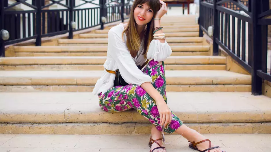 Oblékněte se v jižanském stylu: Italky milují tílka s krajkou, Španělky nedají dopustit na široké nohavice. Znají triky, ve kterých zvládnete i největší horka