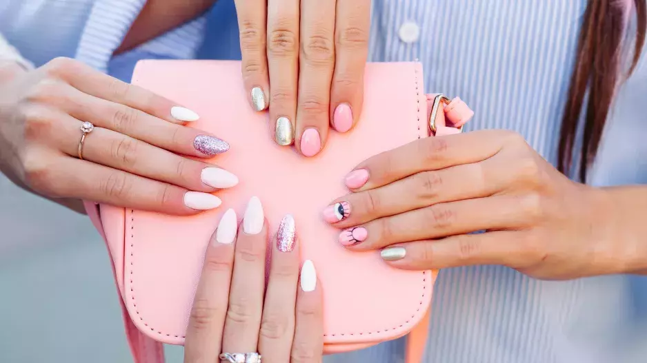 Neonové nehty nechte mladým. Moderní design je potřeba umět nosit a nepřehnat to. 5 nehtových trendů v přirozenějších barvách pro léto 2025