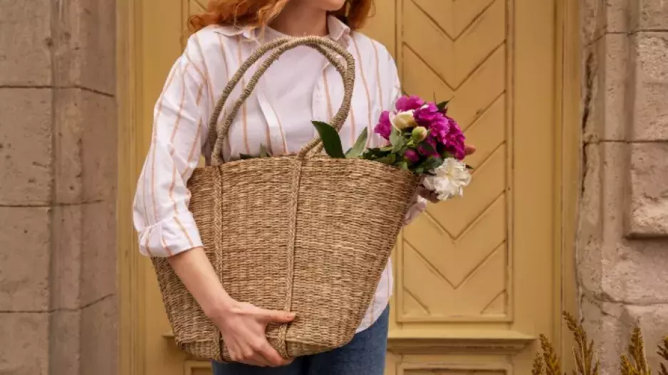 Přírodní kabelky jsou letos trendy a k létu se dokonale hodí: Objevte jedinečné kousky z ratanu, motouzu nebo lnu, které sluší i zralým ženám