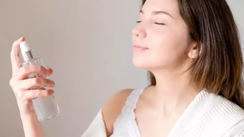 Strawberry Mist je nejen parfém, ale i letní tajný elixír pro pleť. Jak v létě využívat obličejové mlhy?