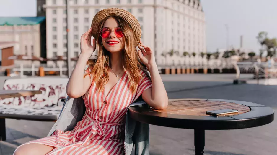 Nejkrásnější outfity pro horké dny ve městě: Inspirujte se pro procházky letním městem módou ze světových metropolí