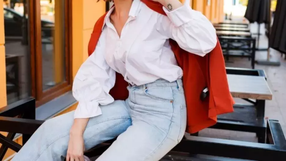 Vyberte nejkrásnější džíny na léto. Po 50 hraje stěžejní roli barva. Vyzkoušejte styling, na který Italky nedají dopustit