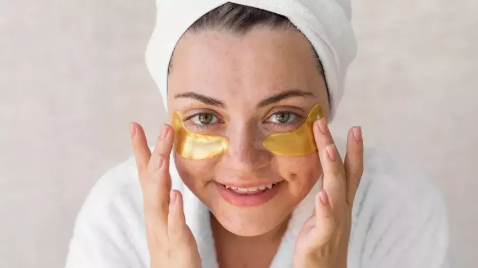 Včelí produkty jsou jedním z největších hitů léta 2025. Jak je využít v denní kosmetické rutině, poradí odbornice