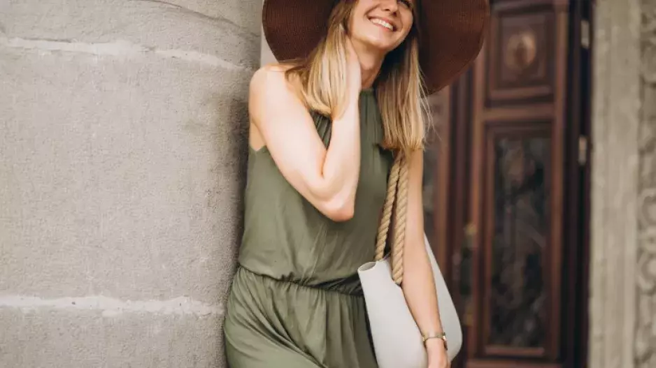 Síla je v jednoduchosti. Nadčasové letní outfity volte v těchto barvách. Jak vrstvit béžovou, khaki i krémovou? Vyberte si v galerii