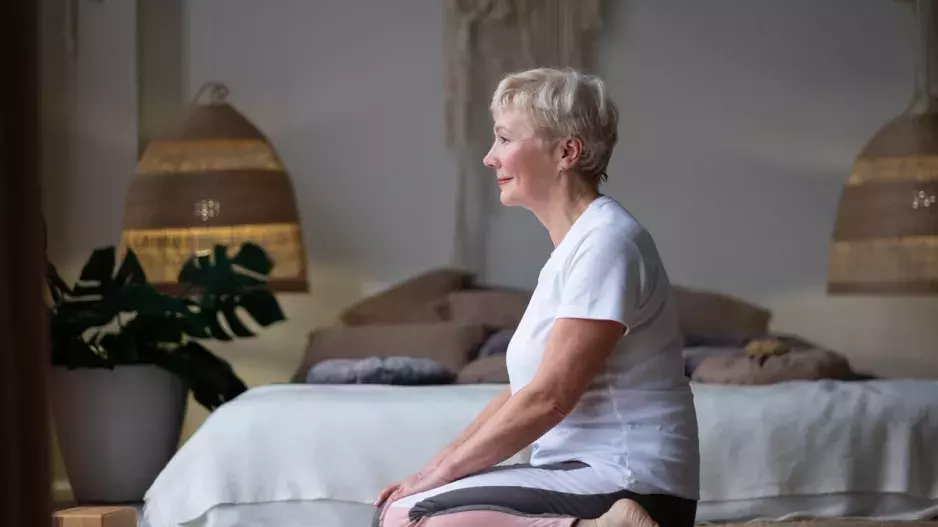 Naučte se jógovou pozici hrdiny, která ulevuje od bolesti nohou, zad a podporuje trávení. Je vhodná pro všechny věkové skupiny